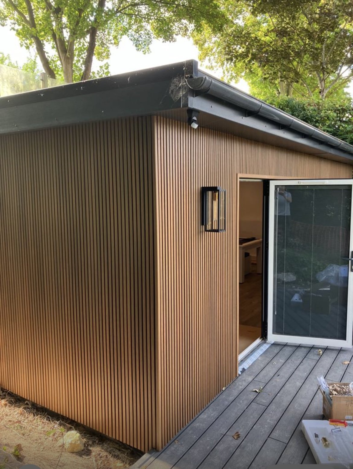 Garden room with slatted timber-effect cladding